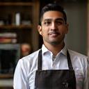 Retrato profesional de Alejandro 'El Jaguar' García, instructor principal de barismo.